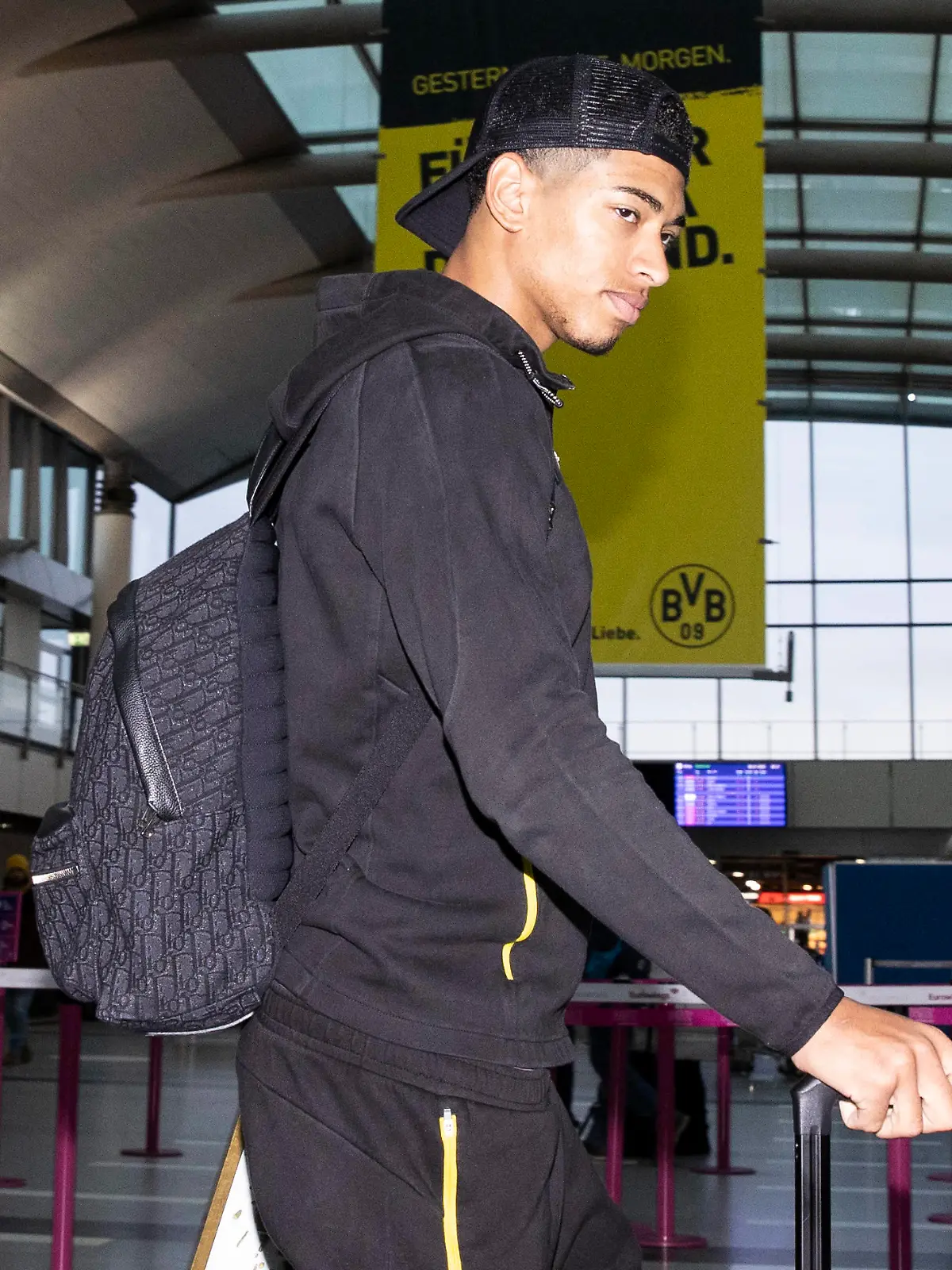 Fußball: Abflug von Borussia Dortmund in das Trainingslager nach Marbella am 06.01.2023 in Holzwickede Nordrhein-Westfalen. Jude Bellingham geht mit seinem Koffer zum Check-In *** Soccer departure of Borussia Dortmund to the training camp to Marbella on 06 01 2023 in Holzwickede North Rhine Westphalia Jude Bellingham goes with his suitcase to check in Copyright: xKirchner/MarcoxSteinbrennerx