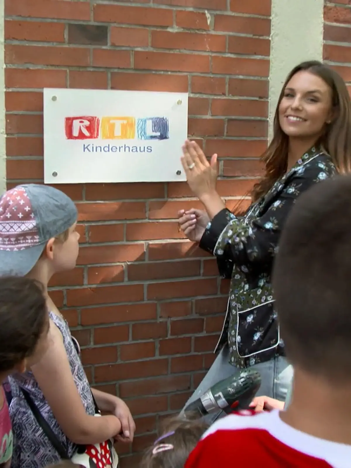 Bild zu: "Laura Wontorra berichtet vom RTL-Kinderhaus in Bremen"