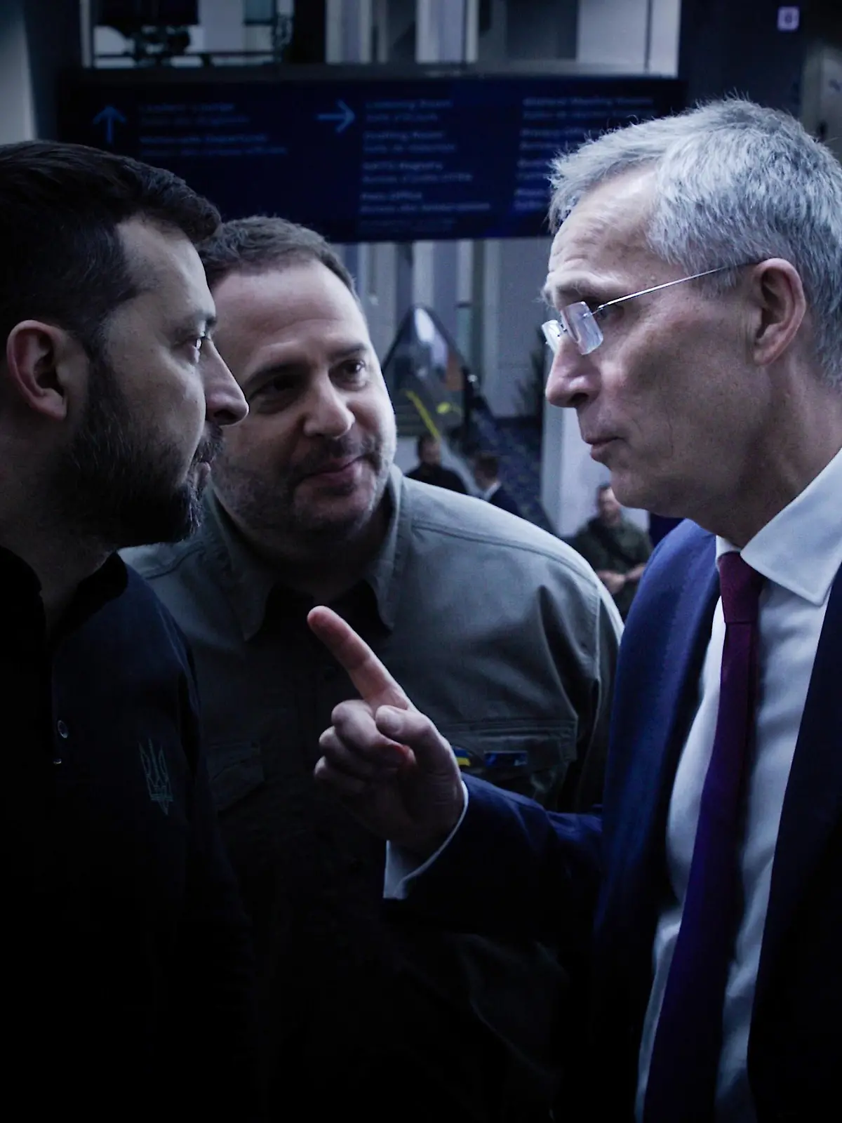 Bild zu: "Facing War"