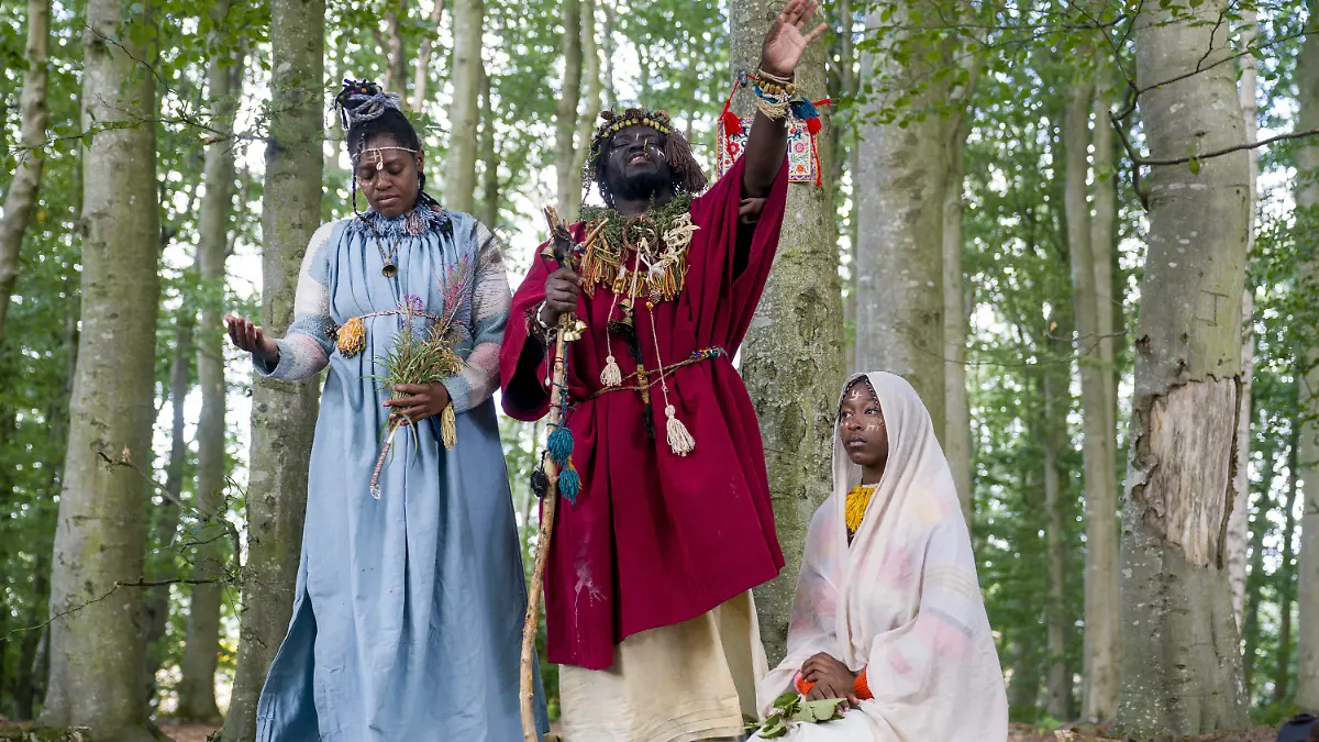 „König Atehene” und „Königin Nandi’ (l.) mit ihrer „Zofe Asnat”’ (r,), die von ihrer Familie in Texas als Kaura Taylor als vermisst gemeldet wurde. 
