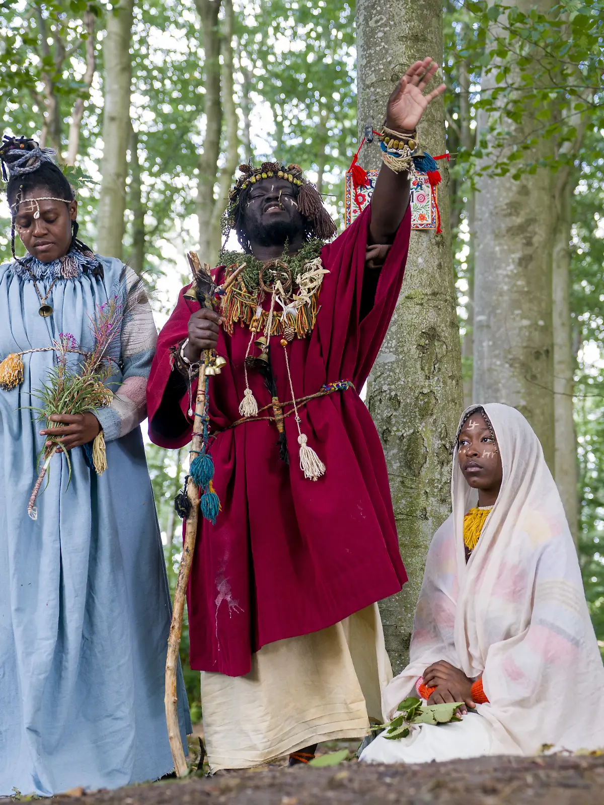 „König Atehene” und „Königin Nandi’ (l.) mit ihrer „Zofe Asnat”’ (r,), die von ihrer Familie in Texas als Kaura Taylor als vermisst gemeldet wurde. 