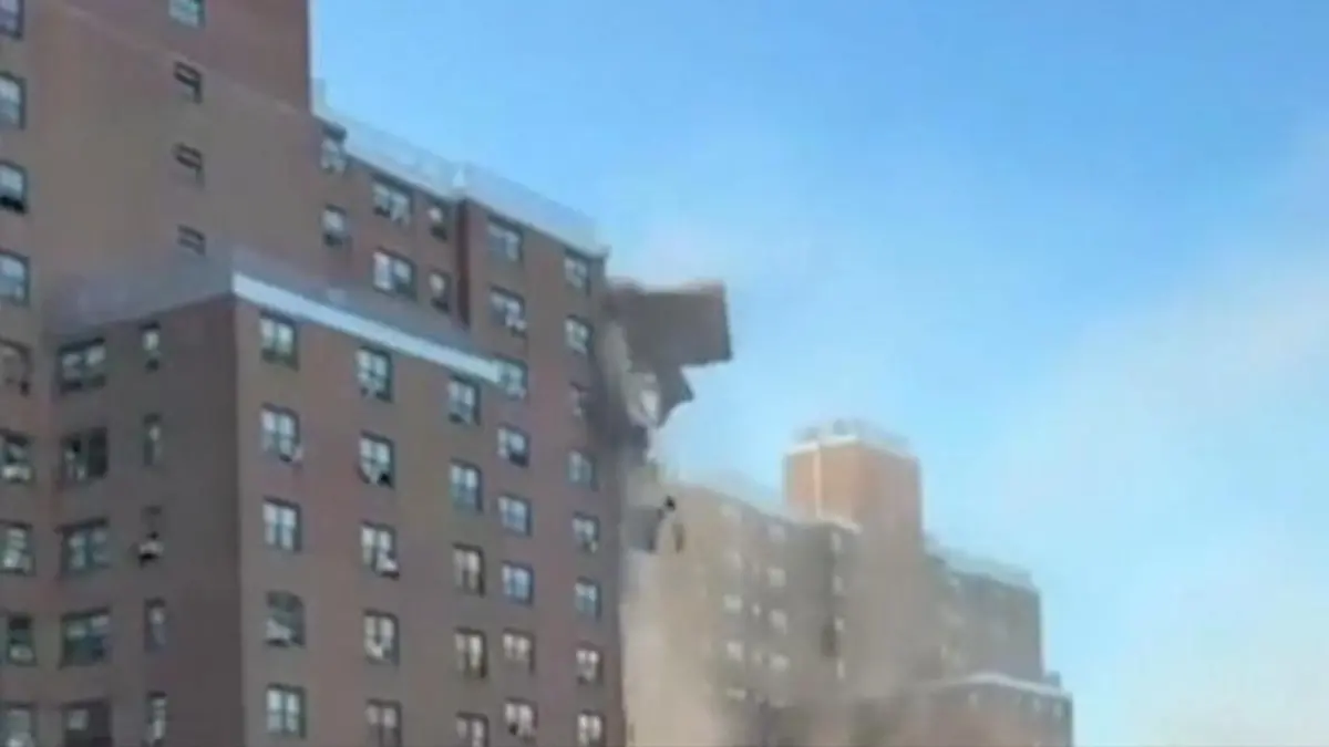 Hochhaus stürzt plötzlich teilweise ein – Bewohner unter Schock! Explosion in New York