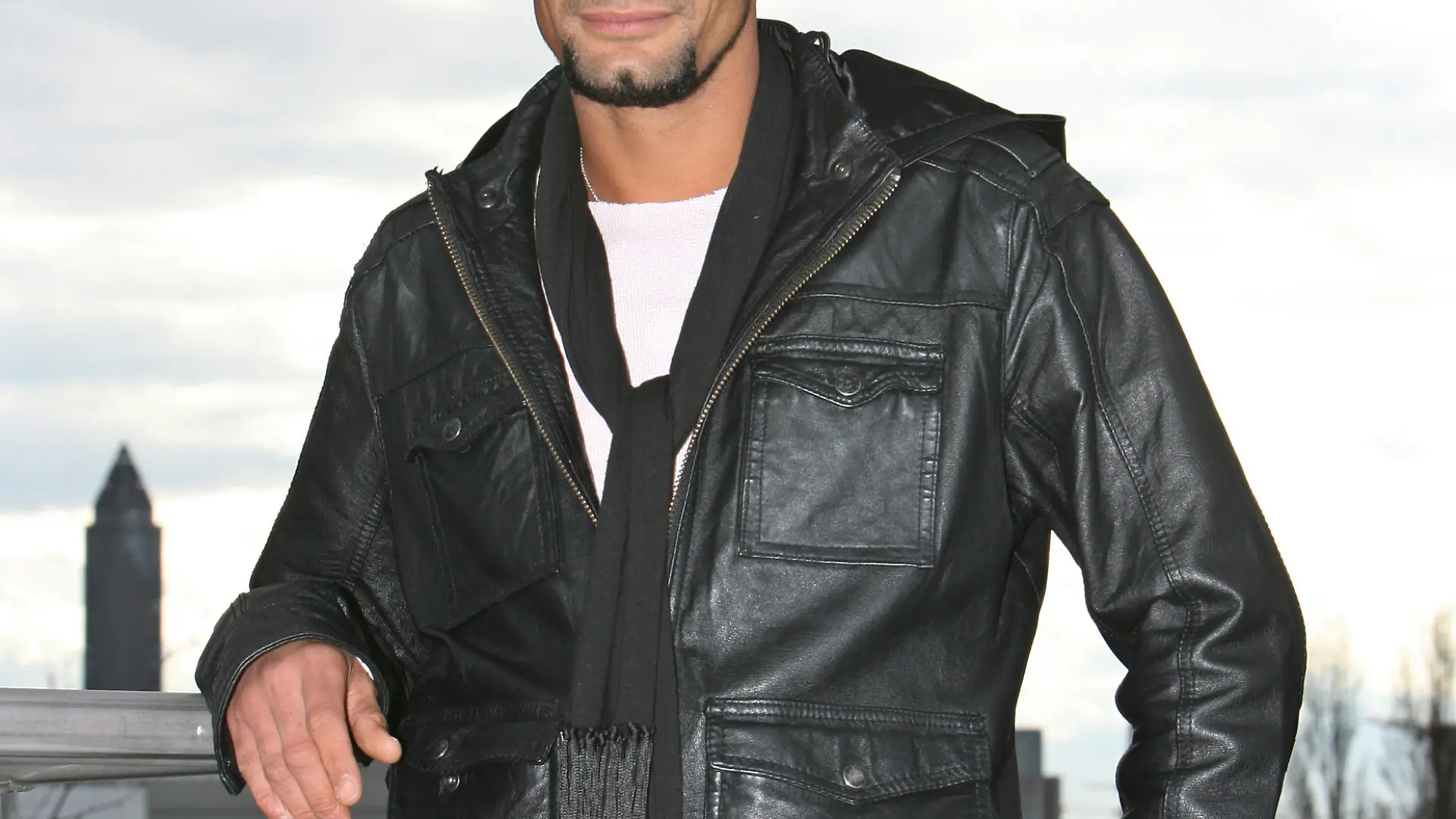 Der Sänger Mark Medlock, fotografiert auf einer Dachterasse in Frankfurt am Main am Sonntag (02.03.2008). Medlock war aus der Casting-Show "Deutschland sucht den Superstart" als Gewinner hervor gegangen und hat seitdem zahlreiche Konzerte absolviert. Foto: Boris Roessler dpa/lhe +++(c) dpa - Report+++