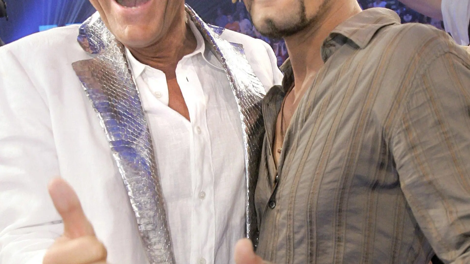 ARCHIV - Jury-Mitglied und Musikproduzent Dieter Bohlen (l) freut sich über den Finaleinzug von Mark Medlock (r) beim RTL-Gesangswettbewerb "Deutschland sucht den Superstar" in Köln (Archivfoto vom 28.04.2007). Bohlen will mit dem Sieger der RTL-Show "Deutschland sucht den Superstar", Mark Medlock, künftig auch gemeinsam auf der Bühne stehen. "Das wird das neue Modern Talking", sagte Bohlen der "Bild"-Zeitung (Ausgabe vom Dienstag 08.05.2007). Foto: Jörg Carstensen dpa/lhe +++(c) dpa - Bildfunk+++