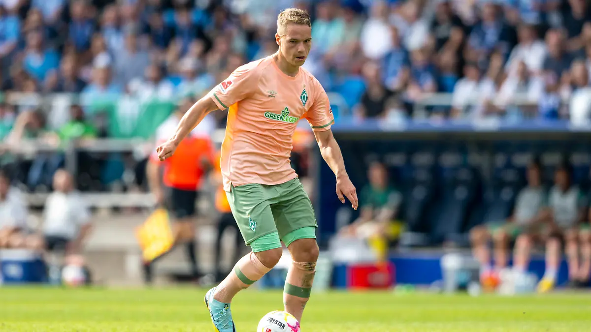 ARCHIV - 03.09.2022, Nordrhein-Westfalen, Bochum: Fußball: Bundesliga, VfL Bochum - SV Werder Bremen, 5. Spieltag, Vonovia Ruhrstadion: Bremens Niklas Schmidt läuft mit dem Ball am Fuß. (zu dpa: «Werders Schmidt spricht über mentale Probleme») Foto: David Inderlied/dpa +++ dpa-Bildfunk +++