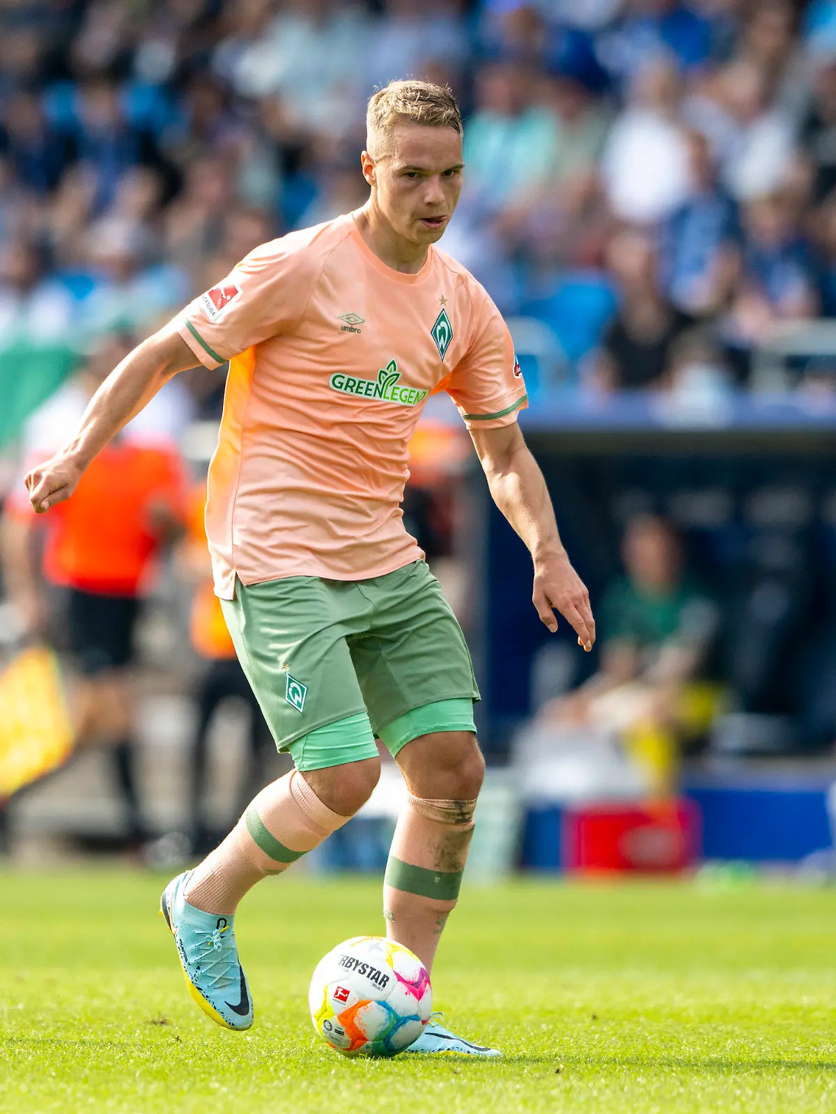 ARCHIV - 03.09.2022, Nordrhein-Westfalen, Bochum: Fußball: Bundesliga, VfL Bochum - SV Werder Bremen, 5. Spieltag, Vonovia Ruhrstadion: Bremens Niklas Schmidt läuft mit dem Ball am Fuß. (zu dpa: «Werders Schmidt spricht über mentale Probleme») Foto: David Inderlied/dpa +++ dpa-Bildfunk +++