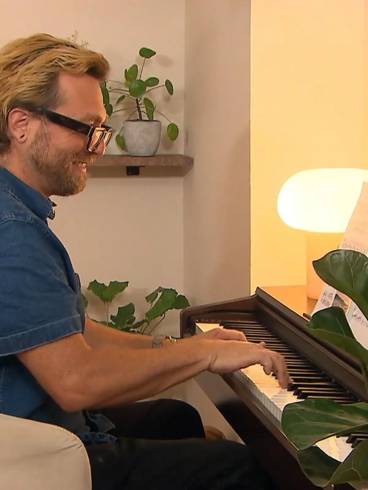 Bild zu: "Stephen rockt Linas Klavier"