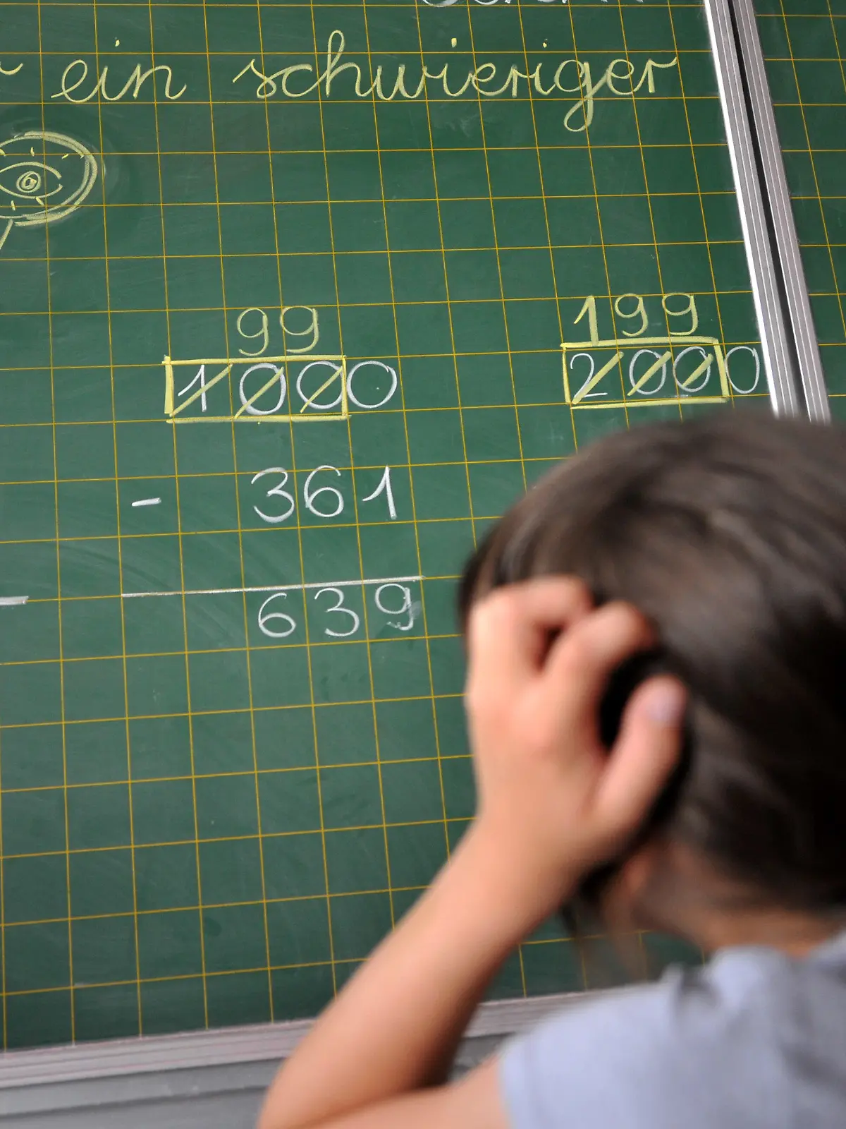 ARCHIV - ILLUSTRATION - Ein Mädchen der zweiten Klasse der Grundschule in Neubiberg bei München (Oberbayern) steht am 31.05.2011 an der Tafel vor einer Rechenaufgabe. Mehr förderbedürftige Kinder an Regelschulen unterrichten: Das will Bayern mit dem neuen Schulprofil «Inklusion» erreichen. Politiker sind begeistert, Elternvertreter sind enttäuscht, die Lehrer machen das Beste daraus. Foto: Frank Leonhardt dpa/lby (zu dpa-KORR «Neues Schulprofil soll gemeinsames Lernen fördern» vom 29.09.2011)  +++(c) dpa - Bildfunk+++