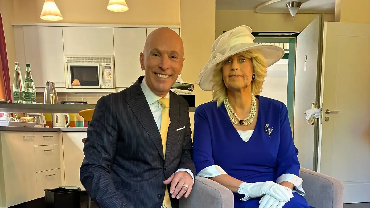 Für „Verstehen Sie Spaß?” machen Michael Begasse und Barbara Schöneberger als Königin Camilla gemeinsame Sache. 