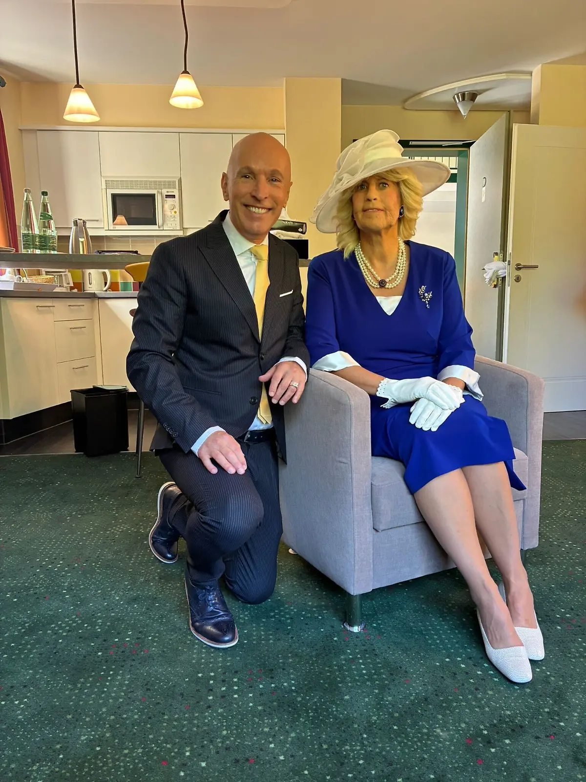 Für „Verstehen Sie Spaß?” machen Michael Begasse und Barbara Schöneberger als Königin Camilla gemeinsame Sache. 