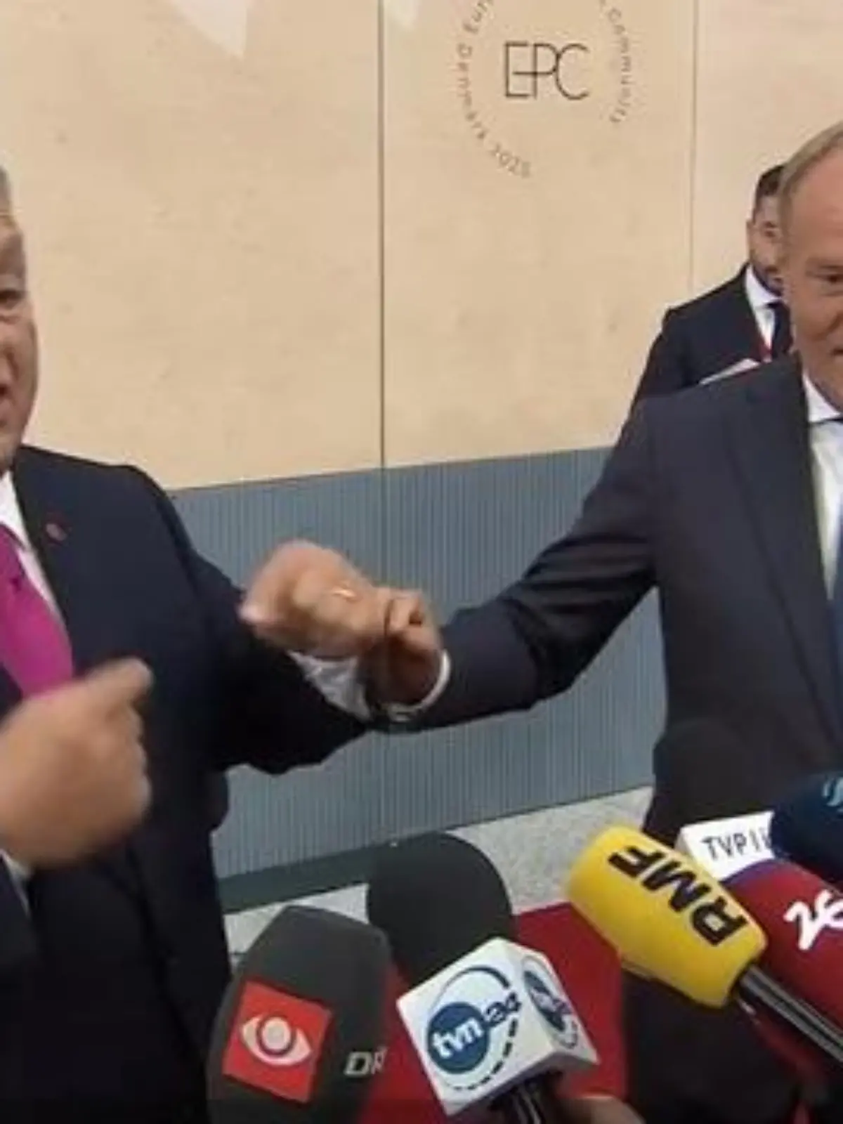 Bild zu: "Viktor Orbán und Donald Tusk liefern sich wilden Schlagabtausch – vor Reportern!"