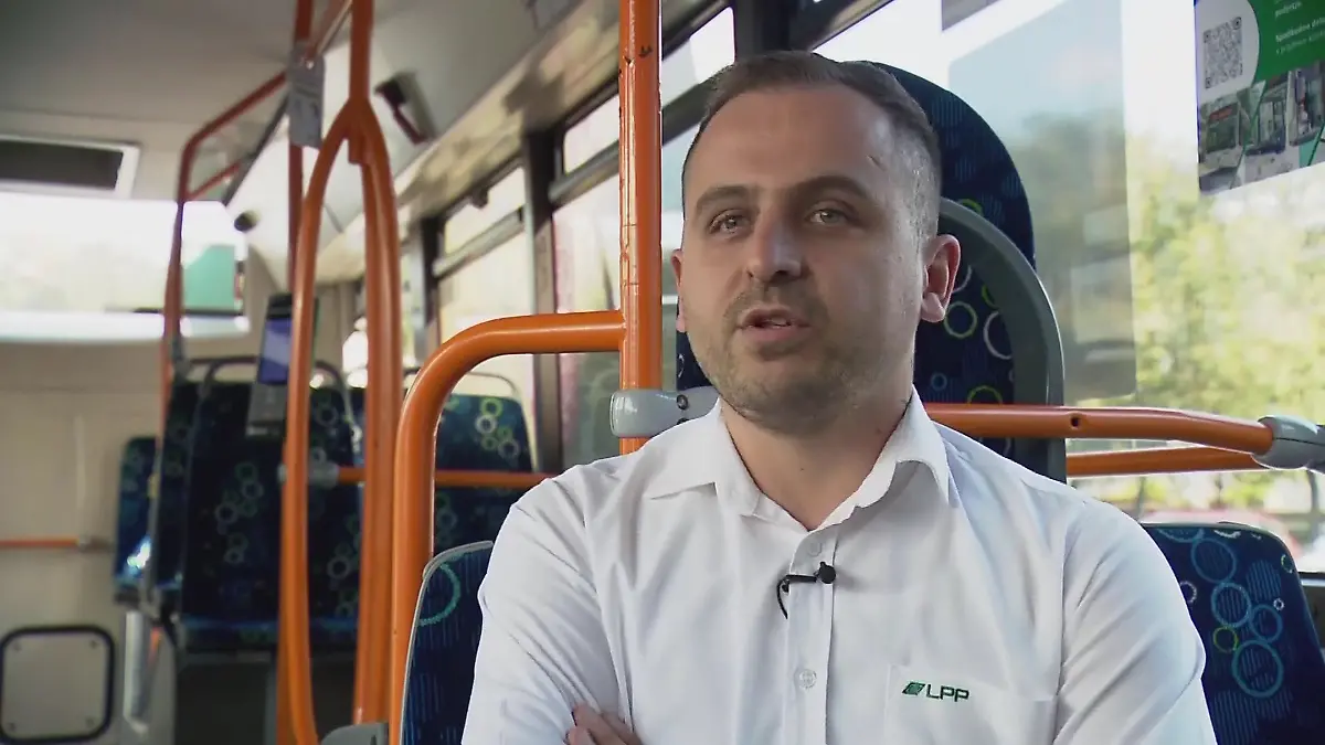 Durch sein schnelles Eingreifen verhindert der Busfahrer die Flucht des mutmaßlichen Täters.