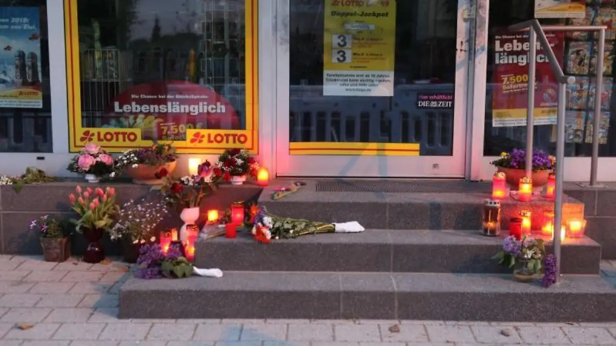 Ostern 2011 wurde die 76-jährige Lottoladenbesitzerin in ihrem eigenen Laden ermordet. Die Polizei führte damals umfangreiche Fahndungsmaßnahmen durch. Unter anderem wurden Fahndungszettel durch Polizeibeamte verteilt. Im Jahr 2013 wurde schließlich&nbsp;Rachid Chouakri wegen des Mordes zu lebenslanger Haft verurteilt. Derzeit ist der Straftäter auf der Flucht, nachdem er bei einem Gerichtstermin aus dem Fenster gesprungen ist. Unser Archivmaterial zeigt Aufnahmen vom Tatort sowie die Fahndungsmaßnahmen. &nbsp; Foto: NEWS5 / DESK Weitere Informationen... https://www.news5.de/news/news/read/26084