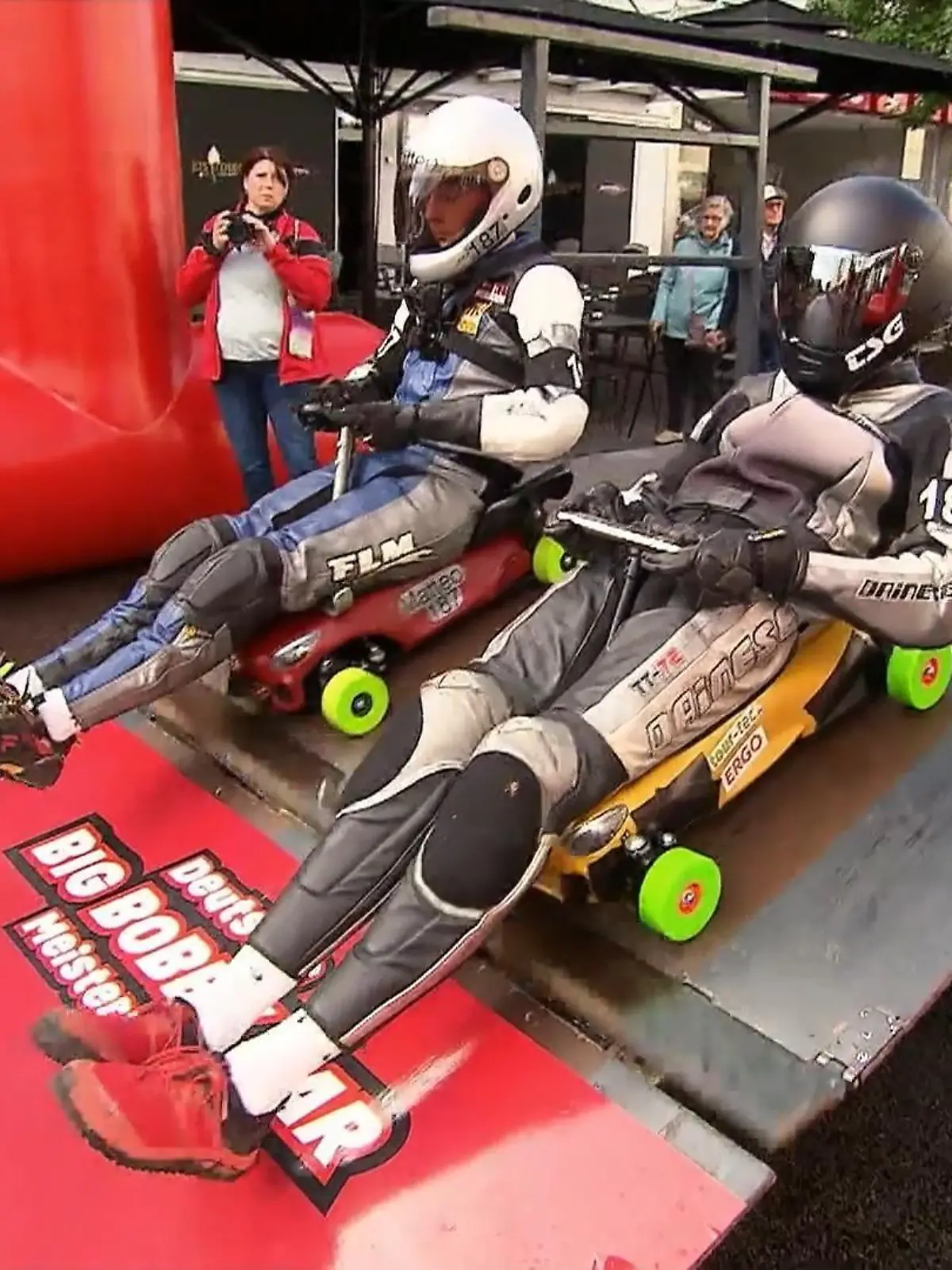 Bild zu: "Geschwister kämpfen um Titel bei der Bobbycar Meisterschaft"