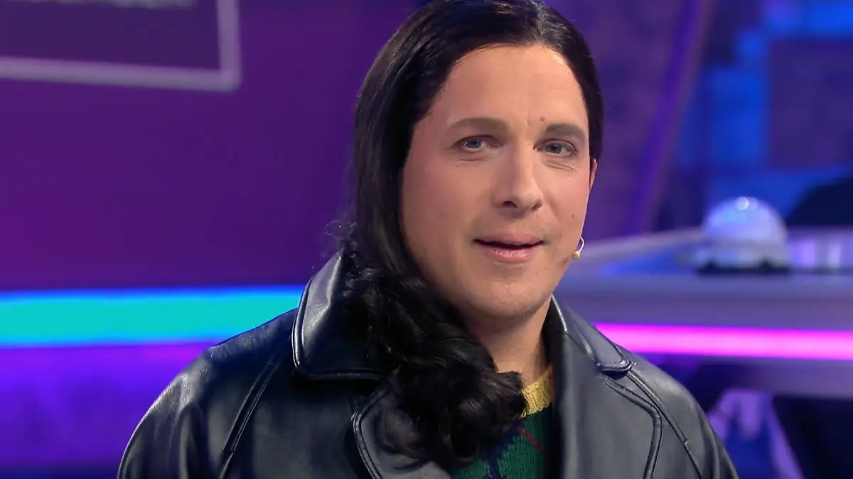 Vorsicht, Verwechlsungsgefahr – oder doch nicht?! Oliver Pocher gibt sich bei "Denn sie wissen nicht, was passiert" als seine Frau Amira aus.