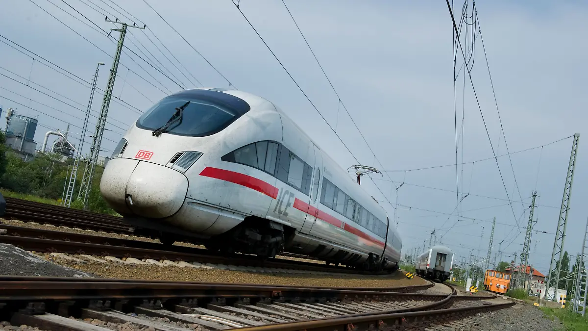 Ein ICE steht am 21.08.2012 für Wartungsarbeiten auf dem Gelände des Betriebsbahnhofes Rummelsburg in Berlin.