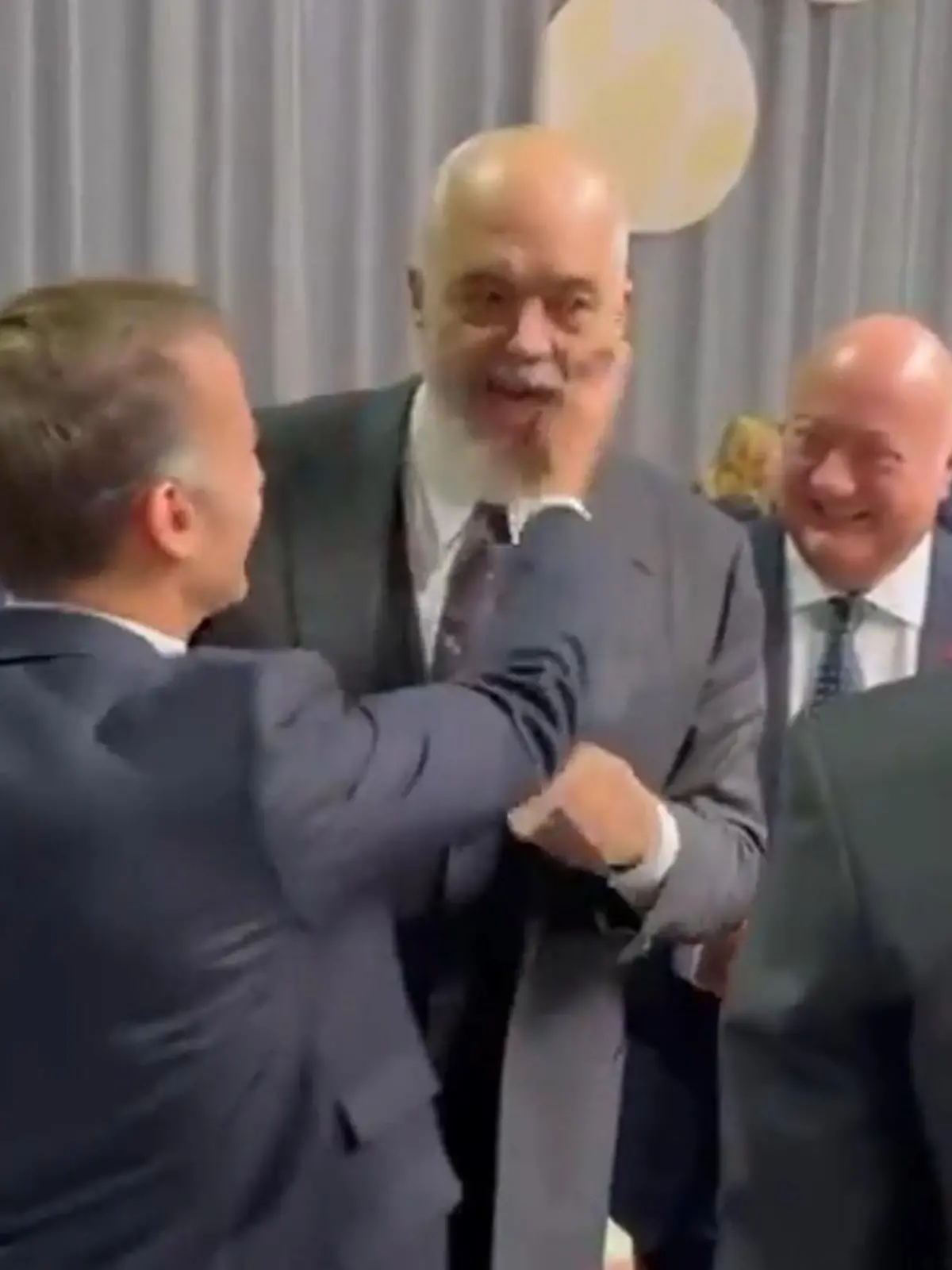 Bild zu: "Macron klatscht Albaniens Premierminister – wegen Donald Trump!"