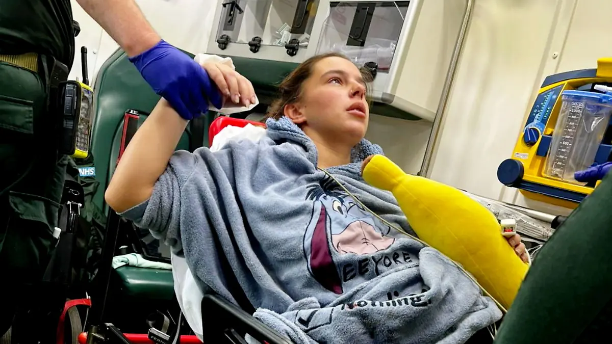 Megan Isherwood (26) kommt mit starken Schmerzen, hohem Puls und Übelkeit ins Krankenhaus in Blackburn (England). Die Ärzte befürchten eine Blinddarmentzündung und ordnen sofort Ultraschall- und CT-Untersuchungen an. Dort entdecken sie plötzlich einen kleinen Kopf und Fuß.