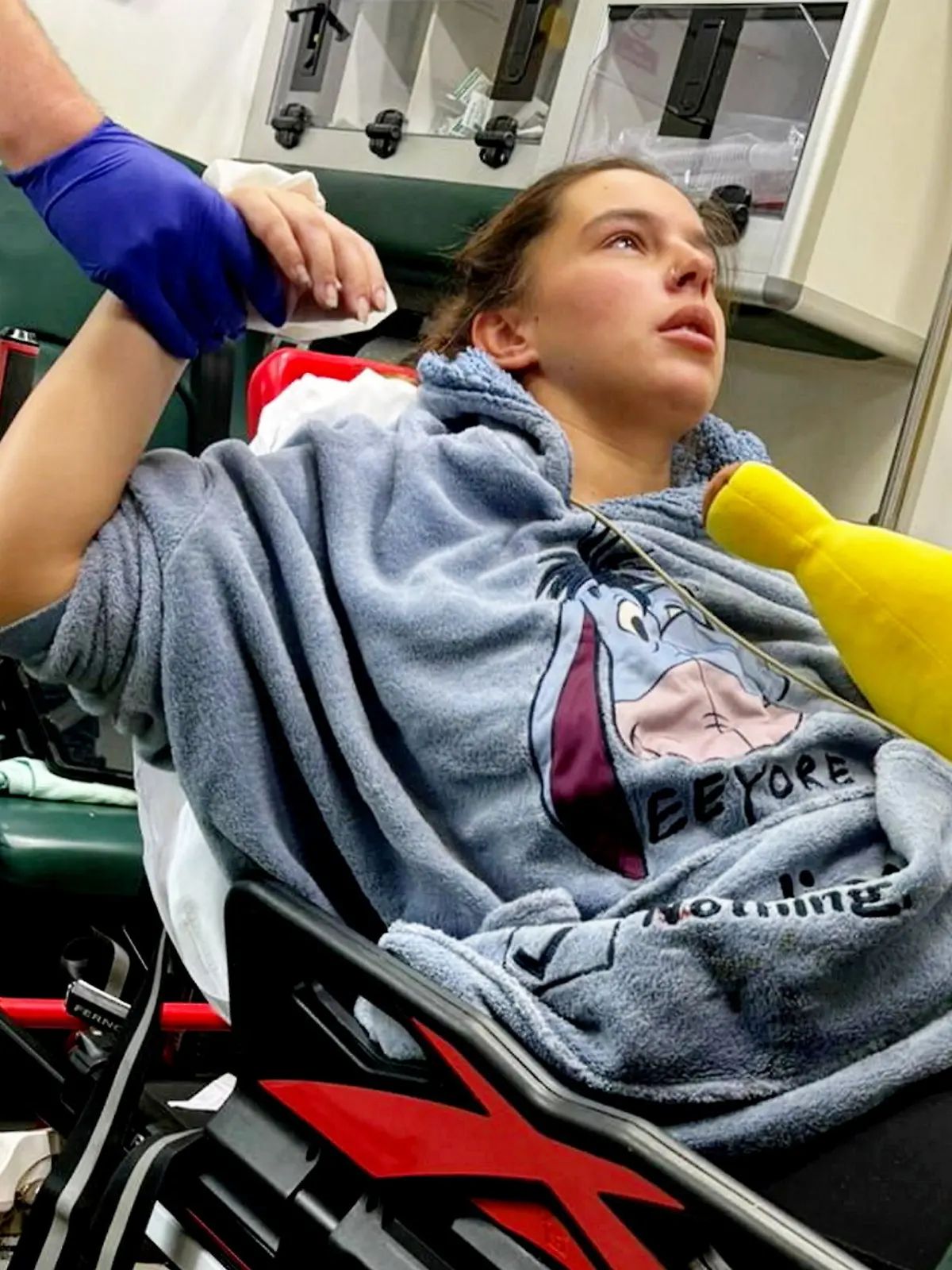 Megan Isherwood (26) kommt mit starken Schmerzen, hohem Puls und Übelkeit ins Krankenhaus in Blackburn (England). Die Ärzte befürchten eine Blinddarmentzündung und ordnen sofort Ultraschall- und CT-Untersuchungen an. Dort entdecken sie plötzlich einen kleinen Kopf und Fuß.