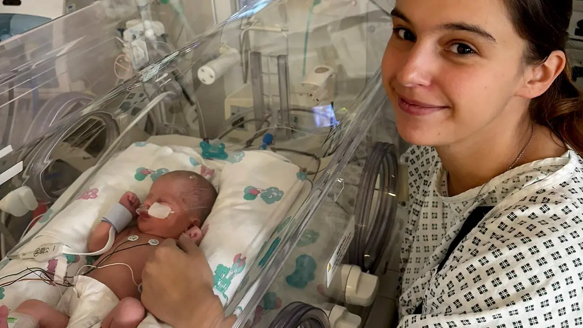 Megan Isherwood (26) kommt mit starken Schmerzen, hohem Puls und Übelkeit ins Krankenhaus in Blackburn (England). Die Ärzte befürchten eine Blinddarmentzündung und ordnen sofort Ultraschall- und CT-Untersuchungen an. Dort entdecken sie plötzlich einen kleinen Kopf und Fuß.
