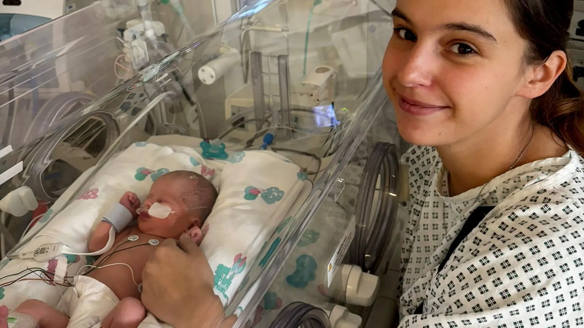 Megan Isherwood (26) kommt mit starken Schmerzen, hohem Puls und Übelkeit ins Krankenhaus in Blackburn (England). Die Ärzte befürchten eine Blinddarmentzündung und ordnen sofort Ultraschall- und CT-Untersuchungen an. Dort entdecken sie plötzlich einen kleinen Kopf und Fuß.