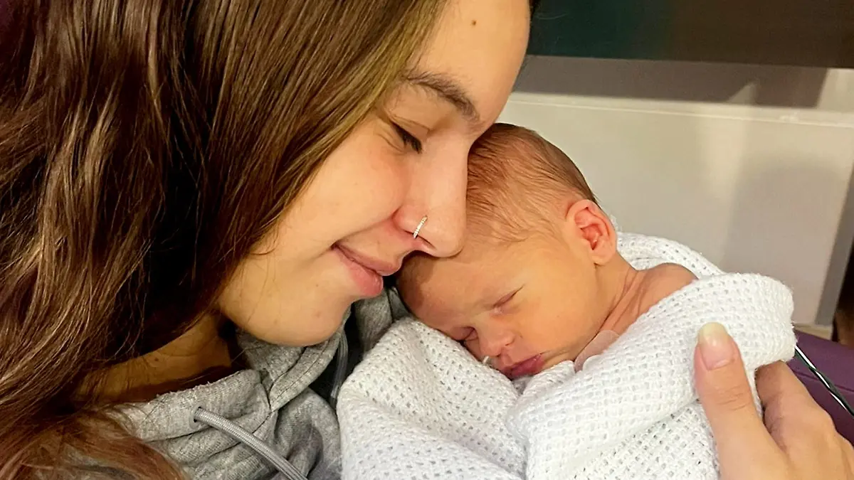 Megan Isherwood (26) kommt mit starken Schmerzen, hohem Puls und Übelkeit ins Krankenhaus in Blackburn (England). Die Ärzte befürchten eine Blinddarmentzündung und ordnen sofort Ultraschall- und CT-Untersuchungen an. Dort entdecken sie plötzlich einen kleinen Kopf und Fuß.