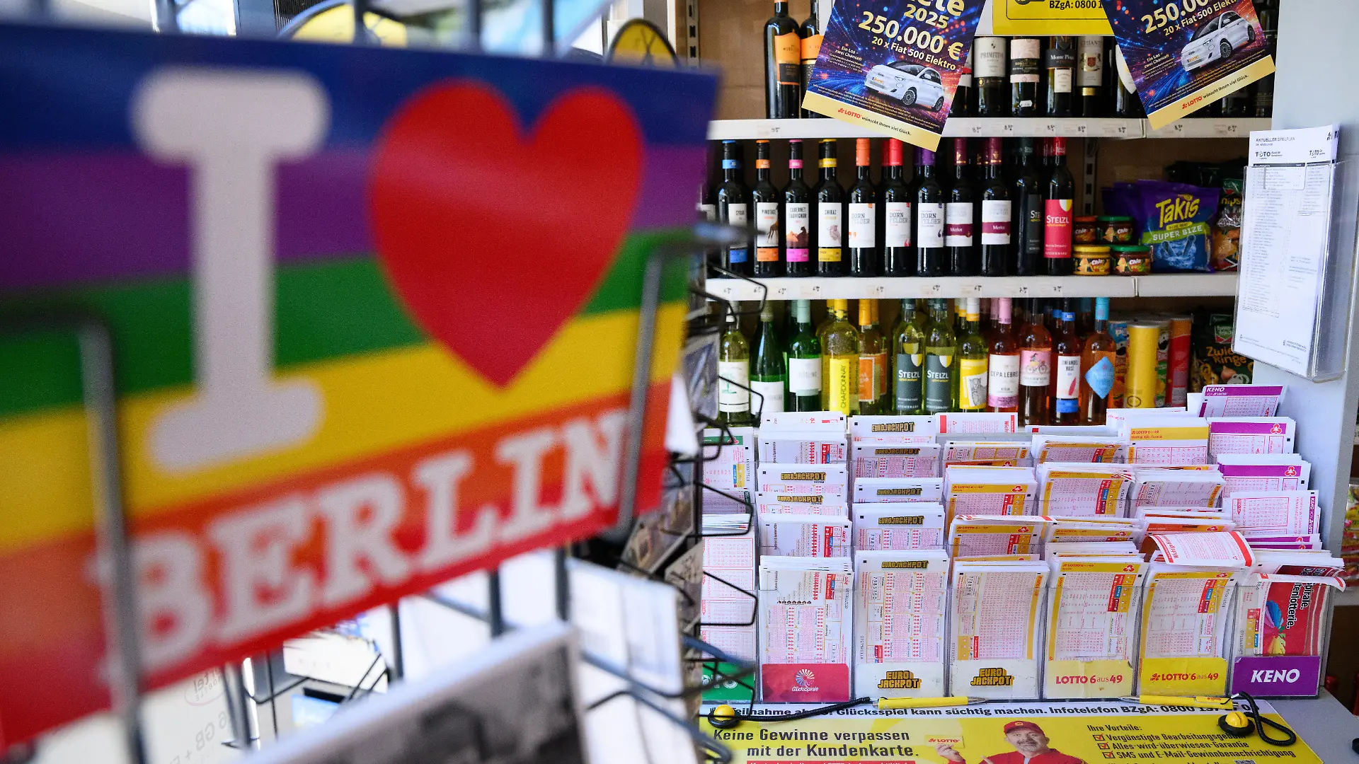 Lotto-Scheine liegen in einer Annahmestelle in Charlottenburg-Wilmersdorf. 120 Millionen Euro gehen als Lottogewinn vom Eurojackpot nach Berlin. Es ist das vierte Mal in Deutschland und das zweite Mal in Berlin, dass dieser Super-Gewinn von 120 Millionen Euro geknackt wurde.