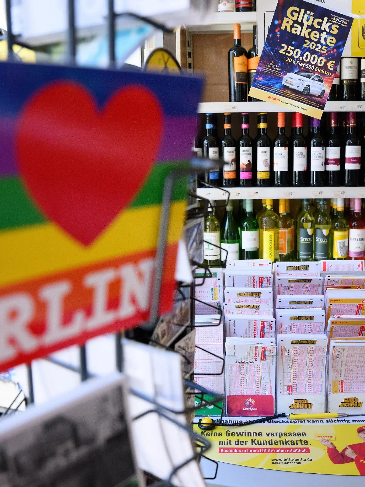 Lotto-Scheine liegen in einer Annahmestelle in Charlottenburg-Wilmersdorf. 120 Millionen Euro gehen als Lottogewinn vom Eurojackpot nach Berlin. Es ist das vierte Mal in Deutschland und das zweite Mal in Berlin, dass dieser Super-Gewinn von 120 Millionen Euro geknackt wurde. 