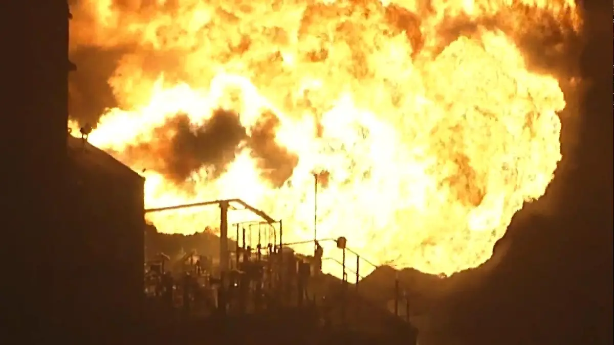 XXL-Feuerball! Flammen-Inferno in Raffinerie – Löscharbeiten laufen Großbrand in den USA