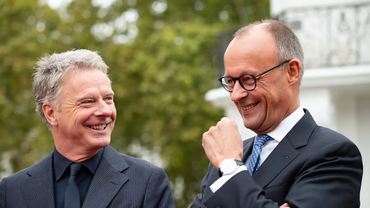Jörg Pilawa lacht mit Bundeskanzler Merz