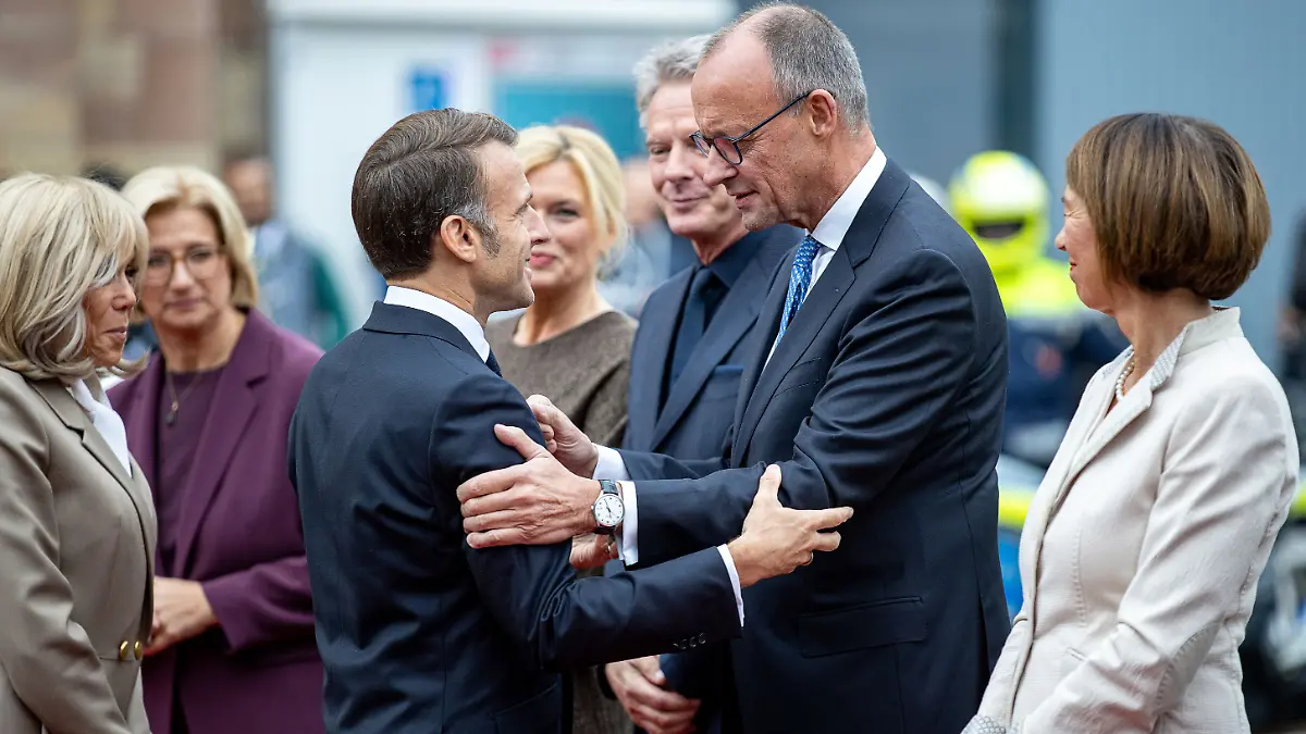 Bundeskanzler Merz begrüßt Macron