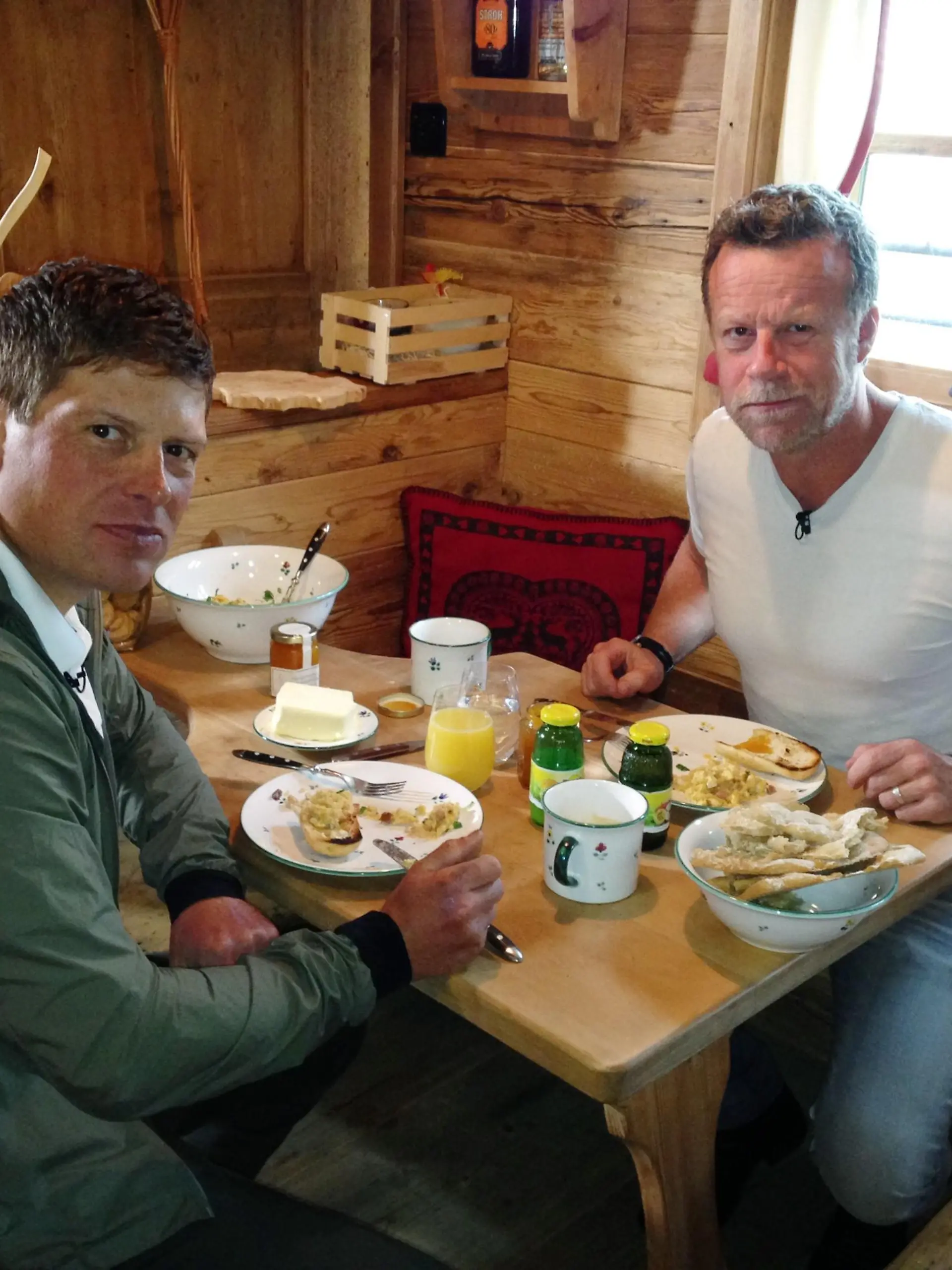Jenke von Wilmsdorff (r.) trifft den Sportler Jan Ullrich im österreichischen Sölden. Durch die gemeinsam verbrachte Zeit kommt mehr und mehr der Privatmensch Ullrich hinter den Schlagzeilen zum Vorschein.