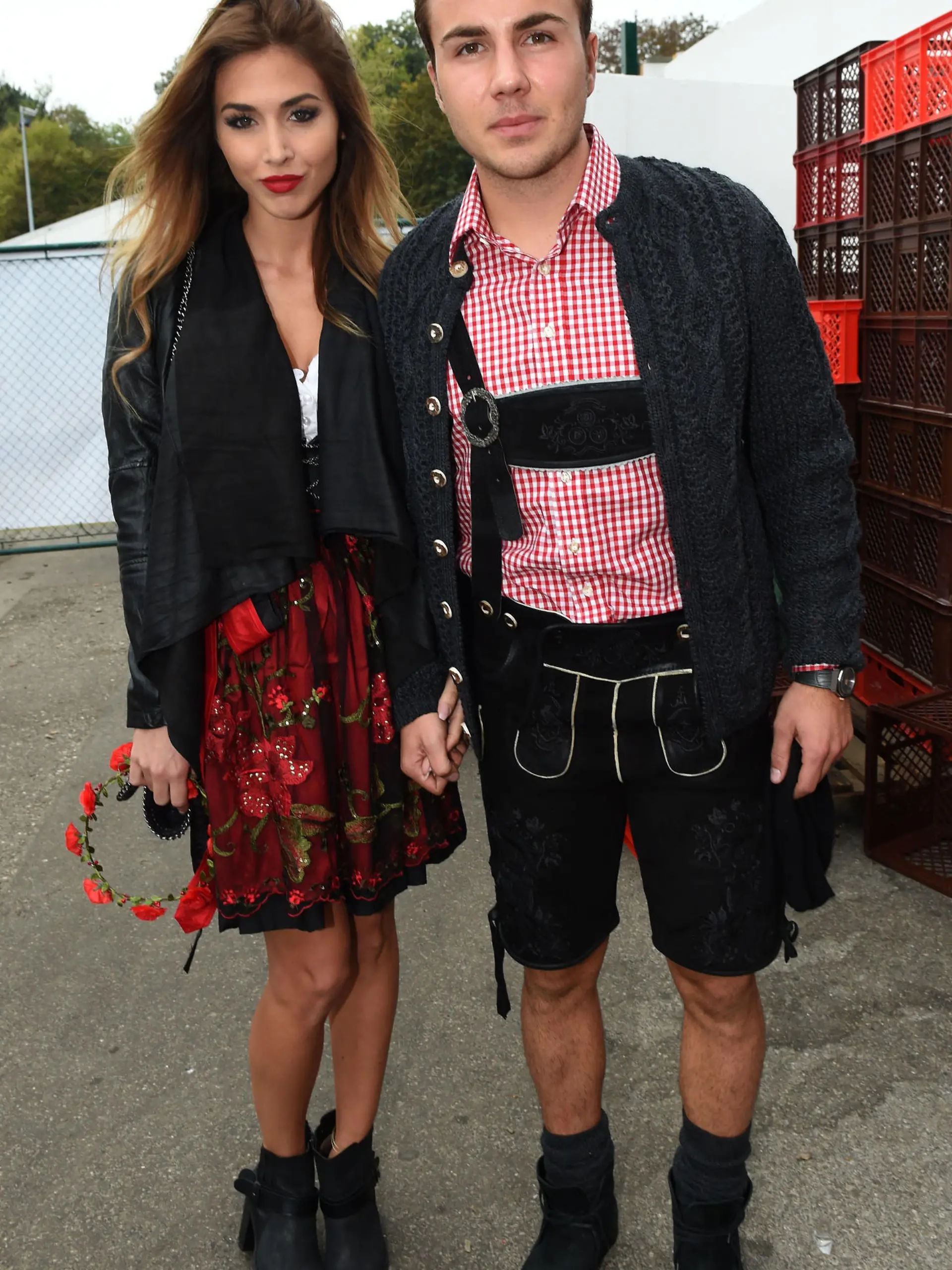 Der Spieler des Fußball-Bundesligisten FC Bayern München, Mario Götze und seine Freundin Ann-Kathrin Brömmel posiert am 05.10.2014 in München (Bayern) auf dem Oktoberfest am Käferzelt. Das größte Volksfest der Welt, die Wiesn, endet am heutigen 05. Oktober 2014. Foto: Felix Hörhager/dpa +++(c) dpa - Bildfunk+++