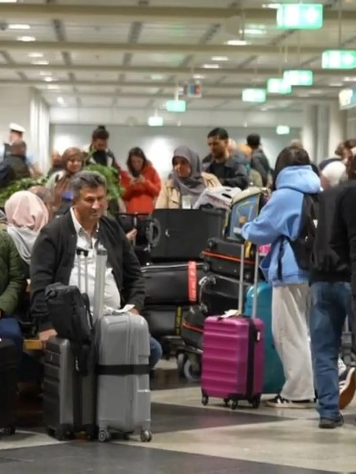 Bild zu: "Wieder Drohnen-Alarm am Flughafen München – 6.500 Passagiere sitzen über Nacht fest"