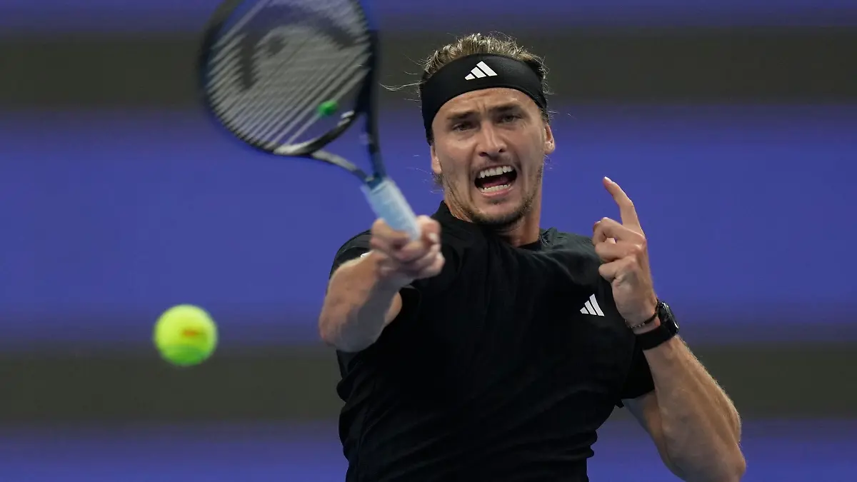 Alexander Zverev schafft es mit einiger Mühe in die nächste Runde von Shanghai.