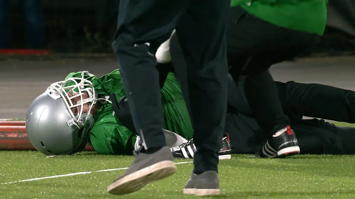 Tim Mälzer erlebt echten Schockmoment bei „Drei gegen Einen“ Crash beim Football!