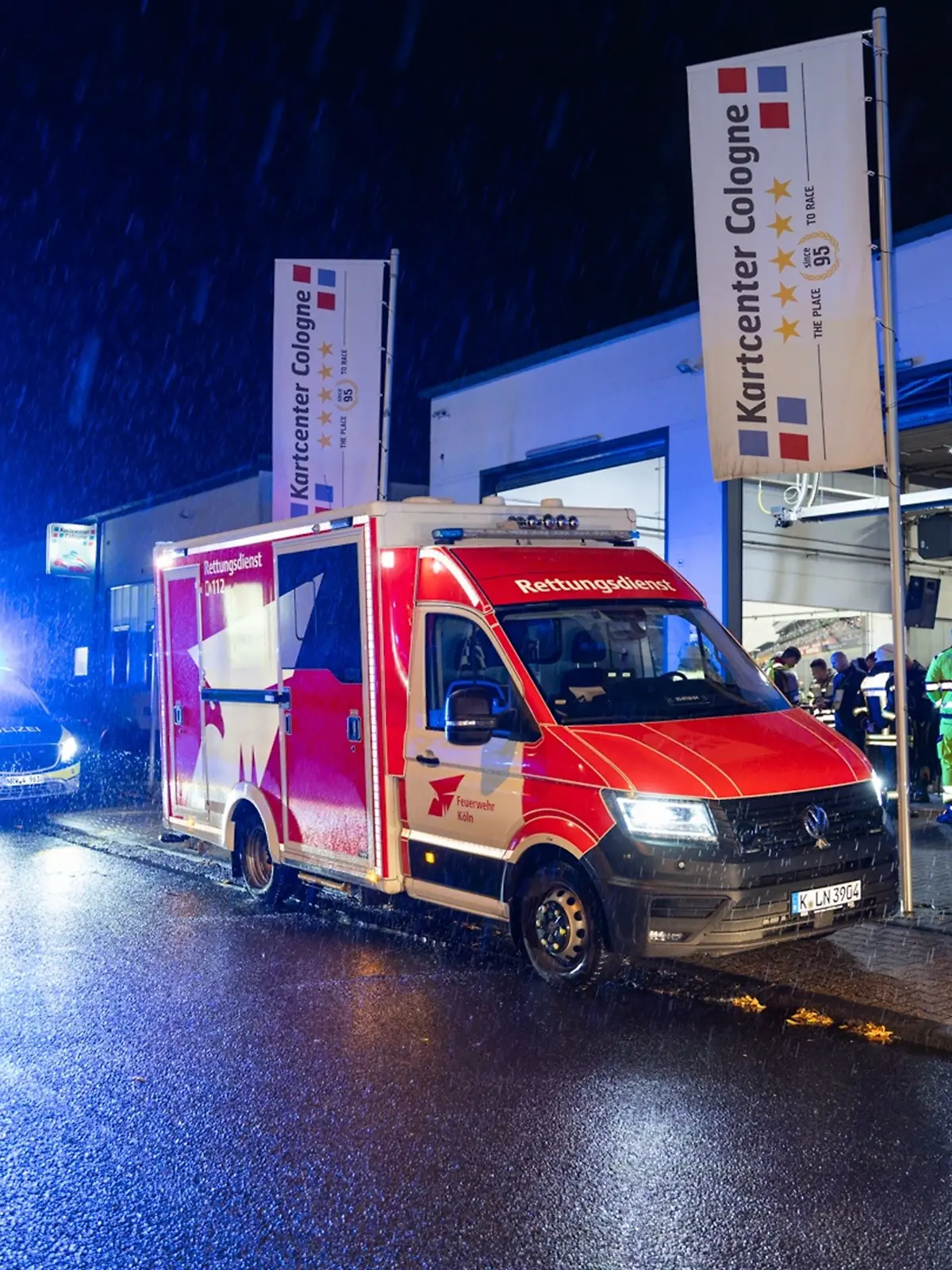 Lüftung defekt? 22 Kartbahn-Besucher im Krankenhaus