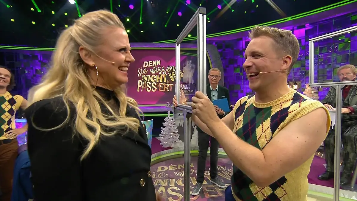 Barbara Schöneberger und Oliver Pocher knutschen bei "Denn sie wissen nicht, was passiert" – und zwar durch die Scheibe.