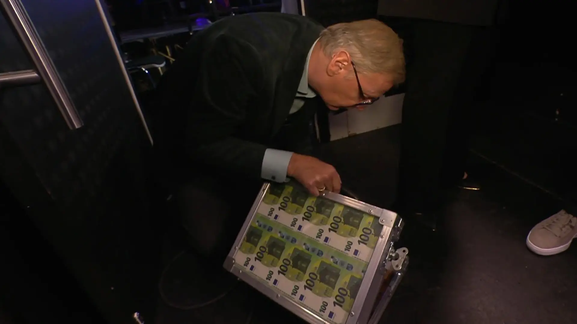 Günther Jauch und Barbara Schöneberger gehen bei "Denn sie wissen nicht, was passiert" dem mysteriösen Geldkoffer auf die Spur.