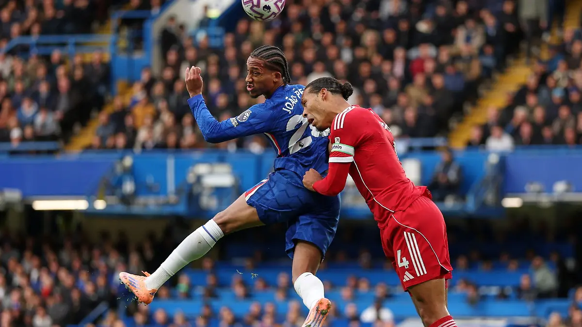 Chelseas Joao Pedro (l) gegen Liverpools Virgil van Dijk.