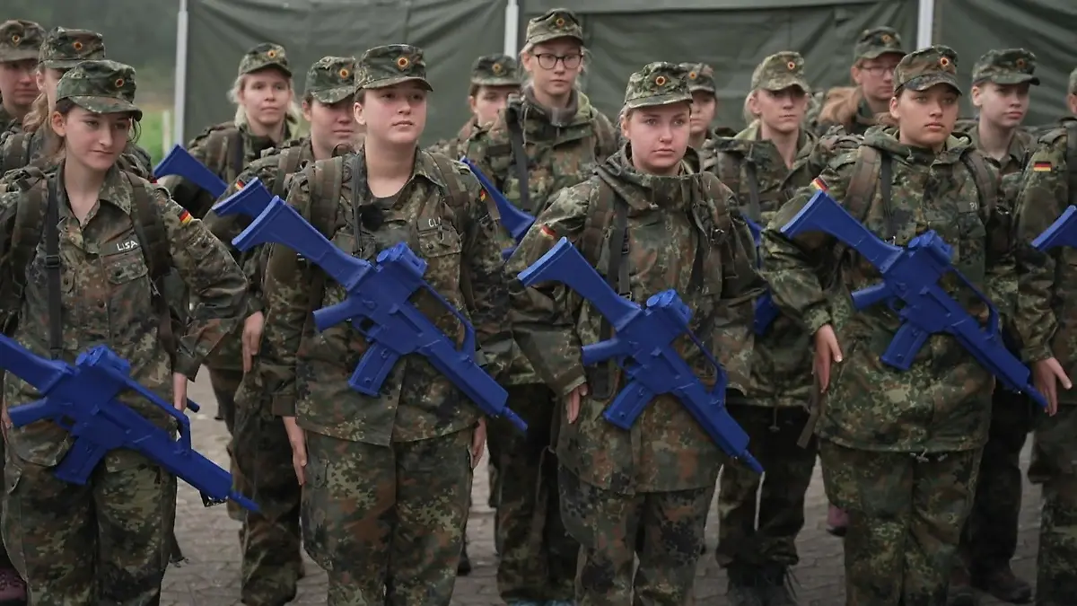 Wie die Bundeswehr versucht Soldatinnen zu rekrutieren Frauen im Militärdienst