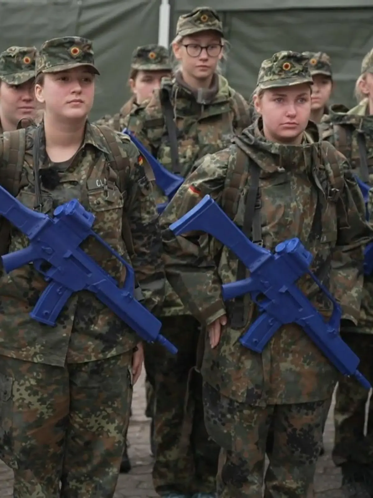 Bild zu: "Wie die Bundeswehr versucht Soldatinnen zu rekrutieren"