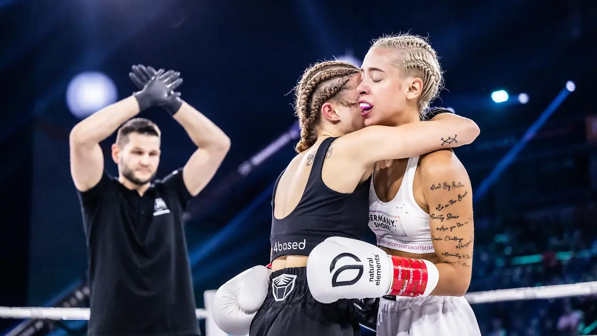 Christin Okpara und Walentina Doronina liegen sich bei „The Ultimate Hype” in den Armen.