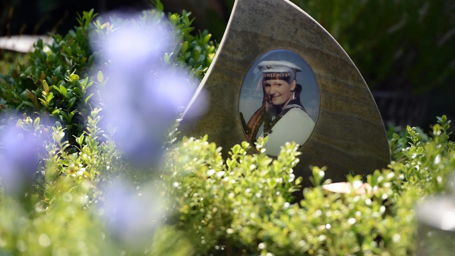 ARCHIV - Ein Foto der auf der Gorch Fock ums Leben gekommenen Soldatin Jenny Böken ist am 02.08.2014 auf ihrem Grab auf dem Friedhof von Geilenkirchen-Teveren (Nordrhein-Westfalen) zu sehen. Foto: Henning Kaiser/dpa +++(c) dpa - Bildfunk+++