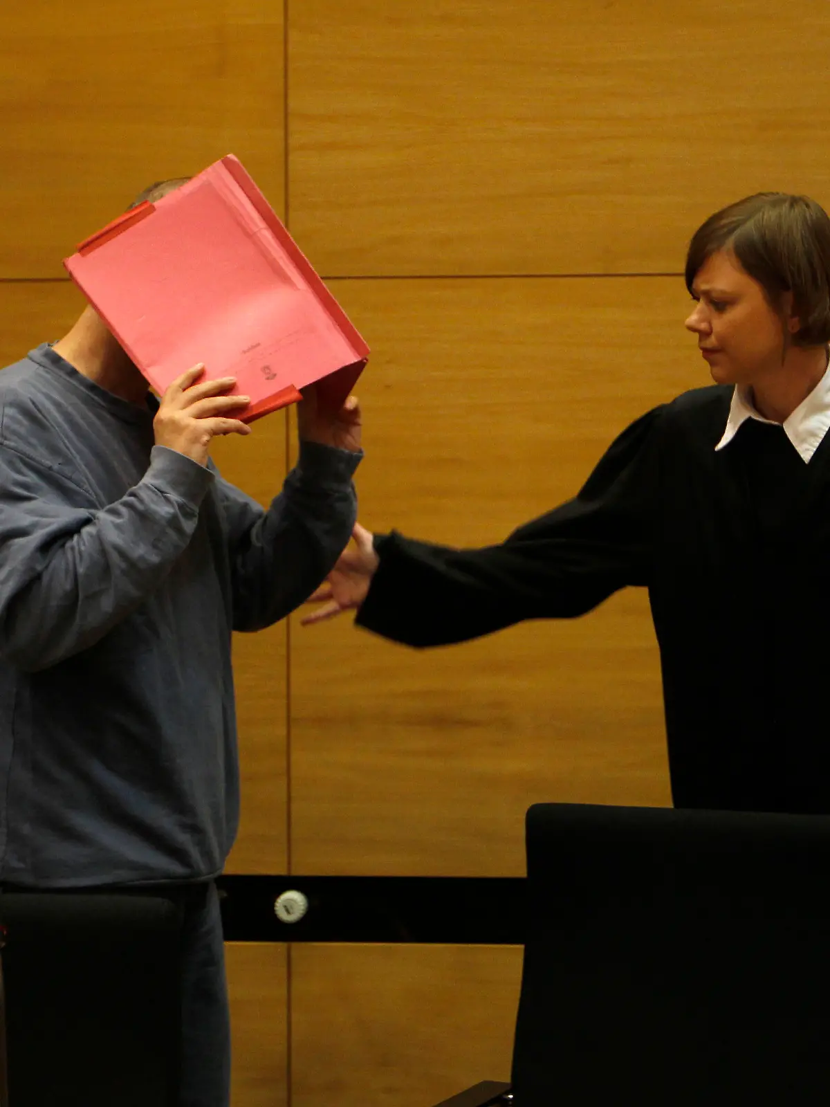 Der Angeklagte Ibrahim B. (M) und seine Anwältin Christina Peterhanwahr betreten den Saal des Landgerichts zum Prozessauftakt am 01.10.2014 in Bielefeld (Nordrhein-Westfalen). Der 43-jährige Angeklagte soll den fünfjährigen Dano im März dieses Jahres in Herford brutal misshandelt und dann erdrosselt haben. Foto: Ina Fassbender/dpa