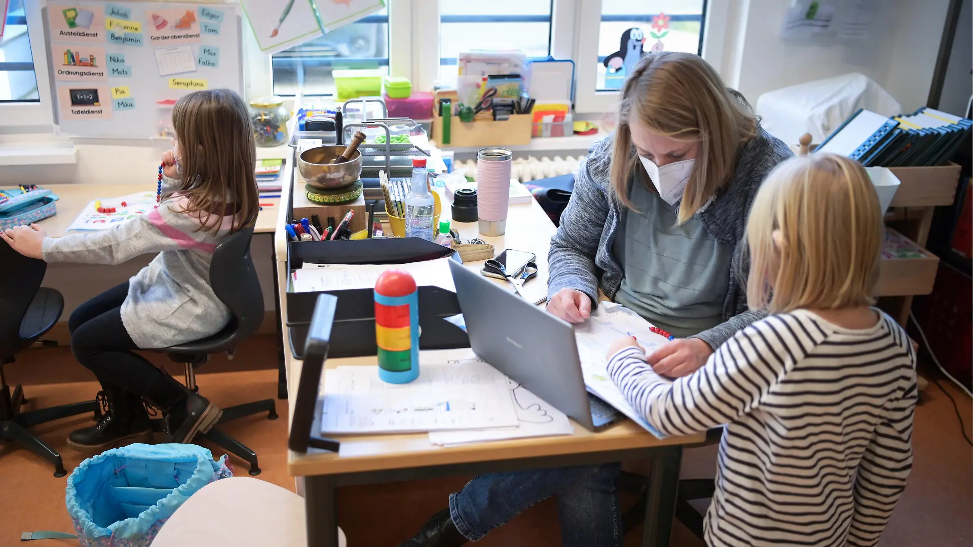 21.01.2021, Brandenburg, Oranienburg: Die Lehrerin Kerstin Alter und eine Schülerin unterhalten sich in der Comenius-Schule während einer Schulstunde der ersten Klassen. Die integrative Grundschule mit Sprachfördergruppen war vor fünf Jahren nach Oranienburg-Süd in einen Neubau umgezogen. (zu «Wir werden jeden Tag besser» - Oranienburger Schule meistert Krise») Foto: Soeren Stache/dpa-Zentralbild/dpa - ACHTUNG: Nur zur redaktionellen Verwendung im Zusammenhang mit einer Berichterstattung über die Comenius-Schule +++ dpa-Bildfunk +++