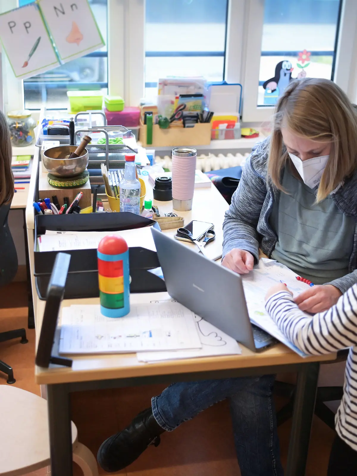 21.01.2021, Brandenburg, Oranienburg: Die Lehrerin Kerstin Alter und eine Schülerin unterhalten sich in der Comenius-Schule während einer Schulstunde der ersten Klassen. Die integrative Grundschule mit Sprachfördergruppen war vor fünf Jahren nach Oranienburg-Süd in einen Neubau umgezogen. (zu «Wir werden jeden Tag besser» - Oranienburger Schule meistert Krise») Foto: Soeren Stache/dpa-Zentralbild/dpa - ACHTUNG: Nur zur redaktionellen Verwendung im Zusammenhang mit einer Berichterstattung über die Comenius-Schule +++ dpa-Bildfunk +++