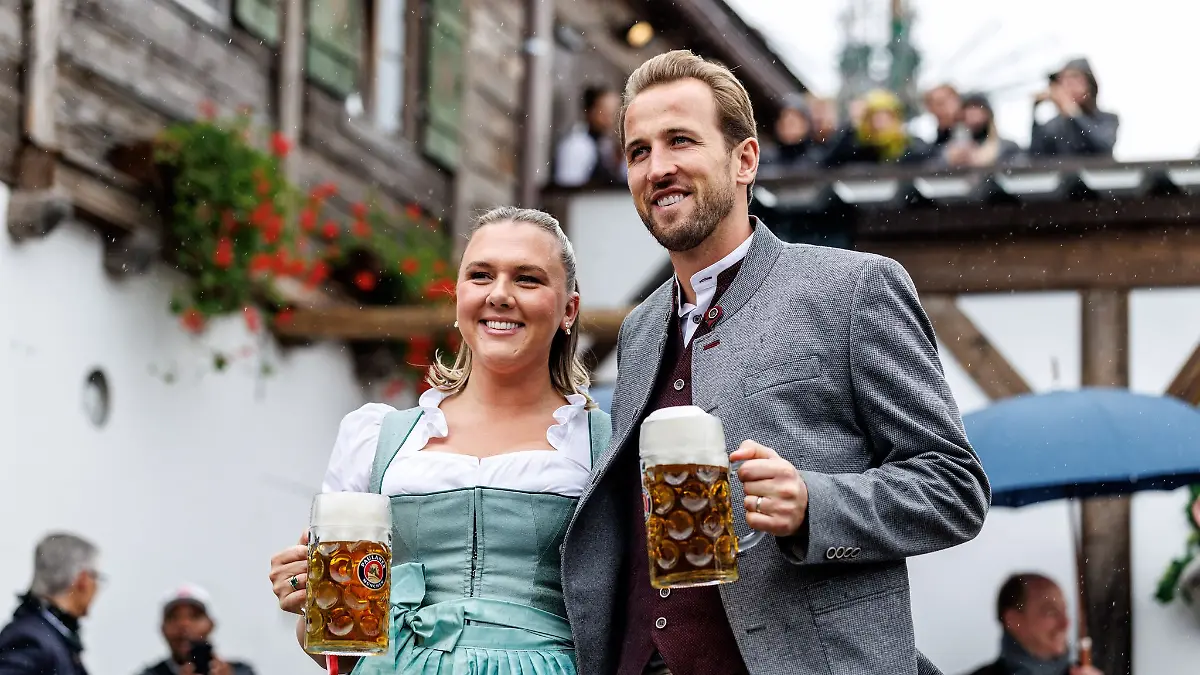 Harry Kane präsentierte sich mit seiner Frau Katie Goodland in bester Wiesn-Stimmung.