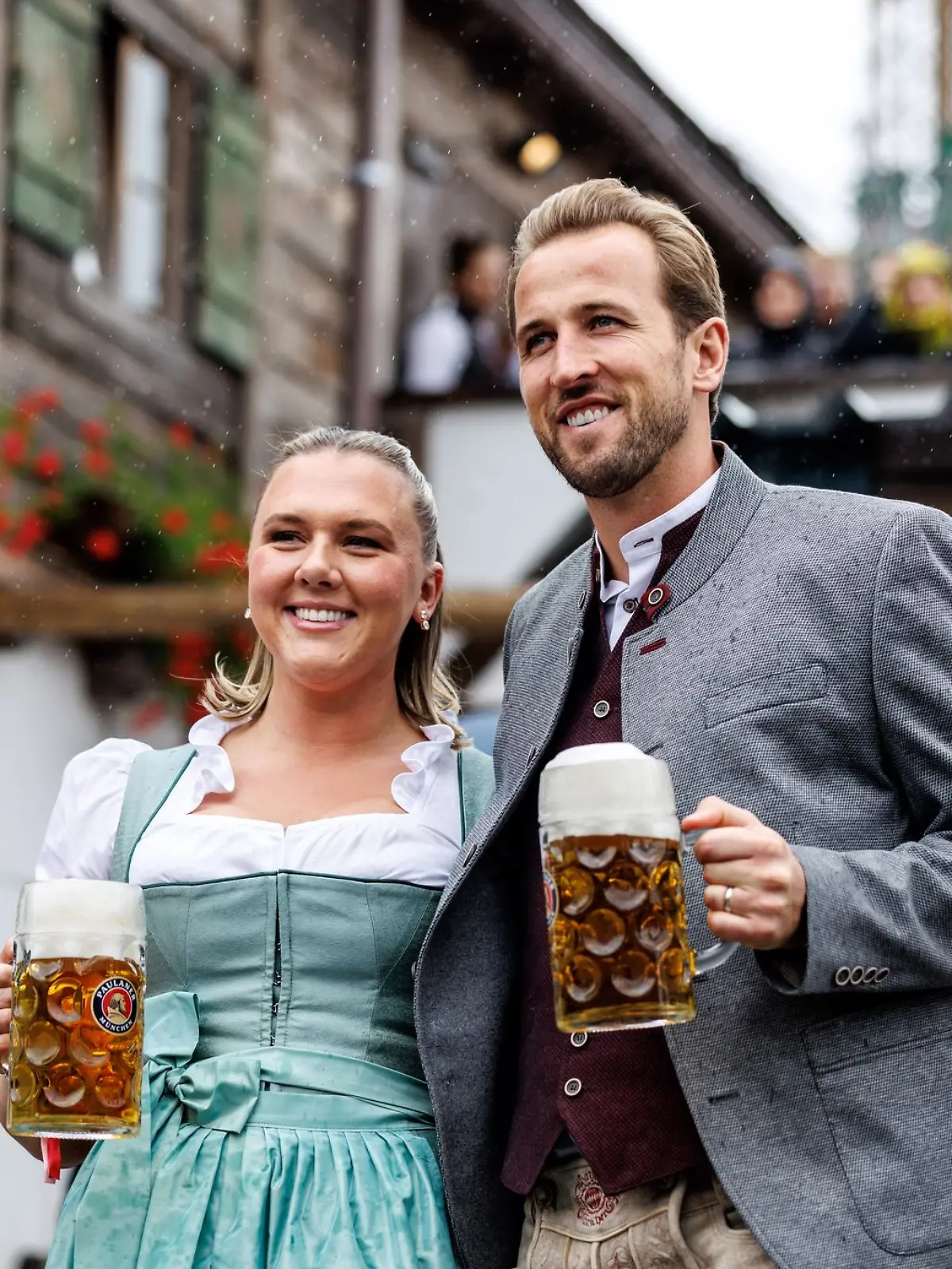 Bild zu: "Prosit auf Perfektion: Rekord-Bayern in bester Wiesn-Laune"