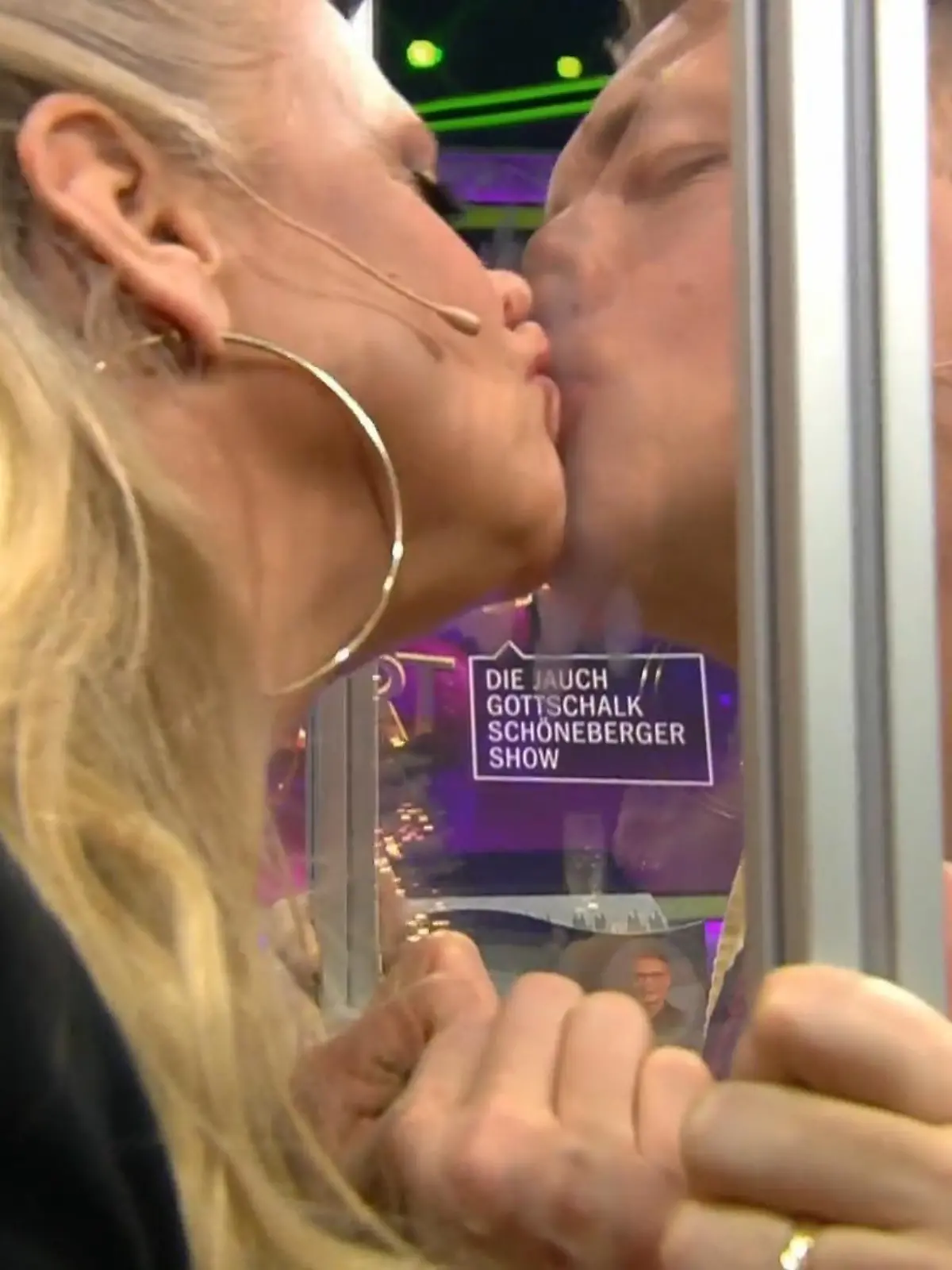 Barbara Schöneberger und Oliver Pocher knutschen bei "Denn sie wissen nicht, was passiert" – und zwar durch die Scheibe.